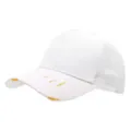Detalle de la gorra trucker blanca desgastada con malla trasera y diseño roto. - Ajustable / Blanco