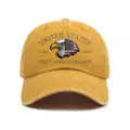 Vista detallada de la clásica gorra de béisbol de algodón lavado con bordado de águila. - Ajustable / Amarillo Tierra