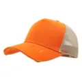 Detalle de gorra trucker naranja, visera desgastada y panel trasero de malla transpirable. - Ajustable / Naranja