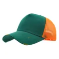 Vista detallada de la gorra trucker verde y naranja con diseño de malla transpirable. - Ajustable / Verde