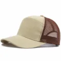 Vista detallada de la gorra trucker de malla caqui y marrón, tejido transpirante y plano. - Ajustable / Caqui
