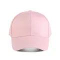 Primer plano detallado de la gorra de béisbol de algodón rosa, costuras y ojales. - Ajustable / Rosa
