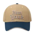 Primer plano detallado del hermoso bordado New York en la elegante gorra de béisbol bicolor. - Ajustable / Aguamarina