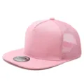 Detalle de gorra trucker rosa de visera plana con trasera de malla transpirable y frente firme. - Rosa