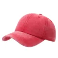 Primer plano de una gorra de béisbol roja de algodón lavado vintage con visera curva. - Ajustable / Rojo sandía