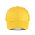 Vue détaillée d'une casquette de baseball jaune uni en coton avec visière incurvée et œillets. - Réglable / Jaune