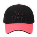 Gorra de béisbol negra y roja muy elegante con bordado gótico New York estilo casual urbano. - Ajustable / Rosa rojo
