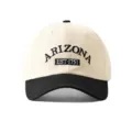 Vista detallada de la gorra de béisbol Arizona bordada con un ala contrastante elegante. - Ajustable / Negro