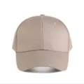 Gros plan de la casquette de baseball en coton kaki uni, montrant les coutures et œillets. - Réglable / Kaki