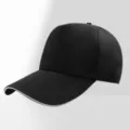 Gorra de béisbol negra clásica con ribete blanco en la visera, ideal para uso diario y bordados. - Ajustable / Negro