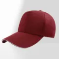 Gorra de béisbol rojo oscuro de 5 paneles con borde blanco, sombrero liso de mezcla de algodón. - Ajustable / Burdeos