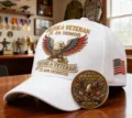 Vista detallada de la gorra de béisbol blanca de veterano con águila bordada y moneda. - Ajustable / Bandera de Águila de Color Blanco