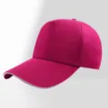 Gorra de béisbol fucsia de 5 paneles con borde blanco, ideal para personalización exterior. - Ajustable / Rosa rojo