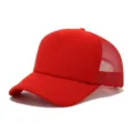 Gorra trucker roja con panel frontal de espuma y malla transpirable trasera para sol y uso casual. - Ajustable / Rojo