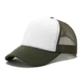 Gorra trucker clásica con panel frontal de espuma blanca, malla verde y visera curvada. - Ajustable / Verde militar, blanco y malla verde militar