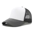 Clásica gorra trucker blanca y gris oscura con malla transpirable ideal para estampar logos. - Ajustable / Gris oscuro, blanco y malla gris oscuro