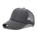 Gorra trucker gris con parte trasera de malla transpirable y panel frontal de espuma para sol. - Ajustable / Gris oscuro