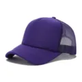 Gorra trucker morada lisa con parte trasera de malla transpirable para uso al aire libre. - Ajustable / Púrpura