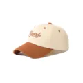 Vista detallada de la gorra de béisbol bordada bicolor con visera y ojales en contraste. - Ajustable / Café