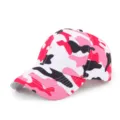 Vue détaillée de la casquette de baseball camouflage rose avec texture de tissu et visière. - Réglable / Camouflage tendance rose