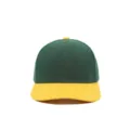 Primer plano detallado de la gorra de béisbol bicolor verde y amarilla, tela transpirable. - Verde con borde amarillo