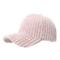 Primer plano detallado de una gorra de béisbol de pana rosa, textura suave y diseño. - Ajustable / Rosa