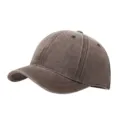 Vista detallada en primer plano de la gorra de béisbol marrón retro con visiera corta. - Ajustable / Café