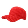 Gorra de béisbol de pana roja vista detallada, textura suave, sombrero casual otoño invierno. - Ajustable / Rojo