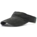 Vista de cerca de la visera de sol vintage lavada, textura fina y estilo deportivo transpirable. - Negro