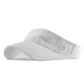 Vista de primer plano detallada del sombrero de visera solar de algodón lavado blanco, deporte. - Blanco