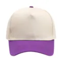 Vista detallada de la gorra de béisbol bicolor con corona beis y visera morada. - Púrpura