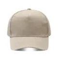 Vista de detalle en primer plano de la clásica gorra de béisbol beige de tela twill lisa. - Ajustable / Caqui