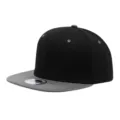 Detalle de la gorra negra de visera plana estilo callejero y proteccion solar. - Ajustable / Copa Negra Visera Gris Claro