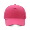 Detalle de gorra de béisbol rosa lisa de 5 paneles, sombrero de sol para bordados. - Ajustable / Rosa rojo