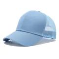 Gorra trucker azul claro, paneles delanteros sólidos y parte trasera de malla transpirable, visera. - Azul cielo