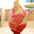 Primo piano del cuscino in peluche con frutto del drago 3D, texture realistica e tessuto morbido. - Frutta