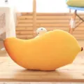 Primo piano del cuscino di peluche a forma di mango, morbido cuscino di frutta per arredare. - Mango