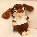 Bonito peluche de salchicha marrón con pijama y gorro de dormir, suave almohada. - Dachshund marrón oscuro ojos redondos (ropa de plátano)
