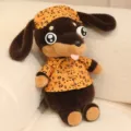 Lindo peluche de salchicha con ropa de leopardo, suave muñeco de peluche para niños y regalos. - Dachshund marrón oscuro ojos redondos (ropa de leopardo)