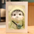 Süße Katzen Plüschtier in Dinosaurier Kapuzenpullover, weiches Stofftier als Geschenk. - Geschenkbeutel (Puppe nicht enthalten)