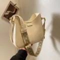 Borsa a secchiello hobo beige in stile coreano con ampio cinturino fantasia borsa a tracolla - Con Pendente / Bianco avorio