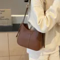 Borsa a tracolla in pelle marrone elegante borsa hobo coreana con ampia cinghia. - Con Pendente / Caffè