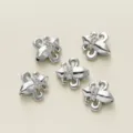 Zilverkleurige metalen kralen met lelieontwerp en zirkonia stenen voor DIY sieraden. - 2 Stuks/Verpakking (10x10mm) / Witgoud