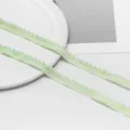 Primo piano dettagliato del nastro con pompon verde chiaro per lavori di cucito e fai da te. - Confezione da 2 Metri / Verde chiaro