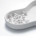 Nahaufnahme von tropfenformigen Perlenanhangern mit Metallosen, ideal fur DIY Schmuck. - Breiter Wassertropfen (AC4889) / 8*13.5mm (10 Stück/Packung) / Weißgold