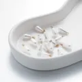 Detailansicht von tropfenförmigen Perlen mit Legierungsringen für DIY Schmuckherstellung. - Feiner Wassertropfen (AC4889) / 7.5*19mm (10 Stück/Packung) / KC Gold
