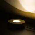 Vue detaillee de la base lumineuse en bois LED, socle rond eclairant chaleureux pour sphere. - 6cm / Lumière 3 couleurs