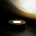 Vue detaillee de la base lumineuse ronde en bois pour boule de cristal et veilleuses LED. - 7cm / Lumière 3 couleurs