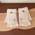 Vue detaillee des gants d'hiver pour femmes chauds en tricot a doigts coupes en beige. - Taille unique / Beige
