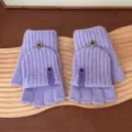 Vue détaillée de gants tricotés pour femmes, mitaines convertibles en couleur lilas. - Taille unique / Violet
